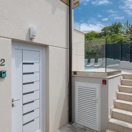 Lulani Pool Apartman Soline