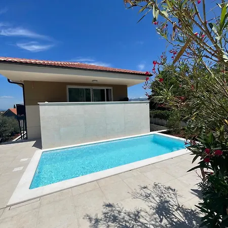 Lulani Pool Apartman *