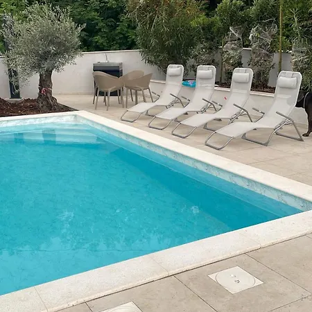 Lulani Pool Apartman *